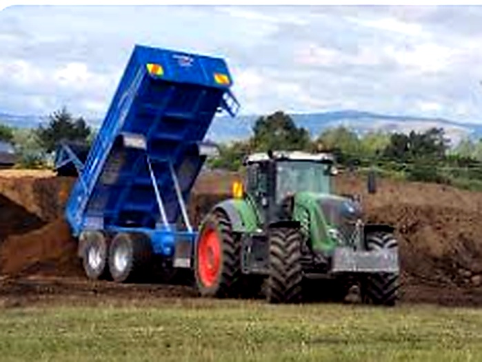 Tractor and tipping trailer for haulage